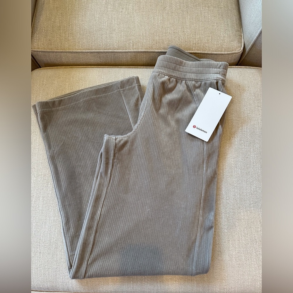 NWT Lululemon Scuba Mid-Rise Wide Leg Pant *Velvet Cord Size 6 in Riverstone